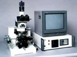 Microscope includes integrated heating system. Microscope includes integrated heating system.