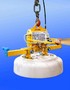 Vacuum Lifter removes large parts from molds.