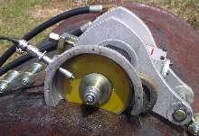 Portable Machine cuts large-diameter pipes.