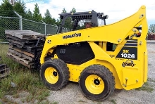 Skid Steer Loader has hydraulic self-leveling bucket.