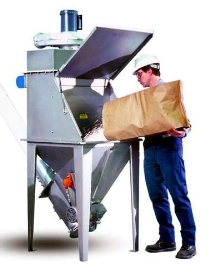 Manual Dumping Station has flexible screw conveyor.