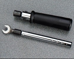 Manual Torque Wrenches use universal round shank heads.