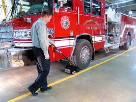 Portable Mover lets single worker move large chassis.