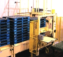 Pallet Dispenser simultaneously feeds multiple palletizers.