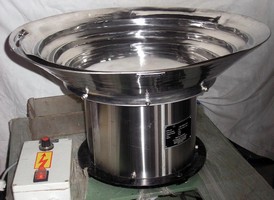 Vibratory Bowl Feeder targets pharmaceutical rubber bungs.
