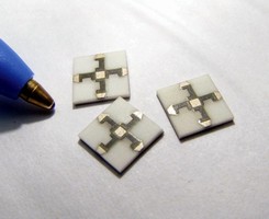 Resistive Power Splitter has 9.5 dB evenly split attenuation.