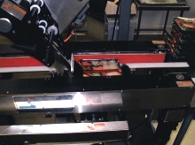 Clamshell Labeler is suitable for food packaging.